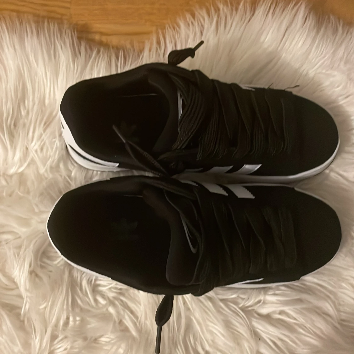 Svarta och vita sneakers från Adidas - 3