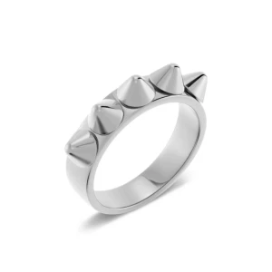 Silverring med nitar - Edbladring i silverfärg med flera spetsiga nitar runt hela bandet. Perfekt accessoar för dig som vill sticka ut och ge din stil en edgy touch. Ringen har en slät och blank finish som ger ett modernt intryck.