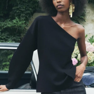 One shoulder topp - Från zara i storlek m, använd 1 gång
