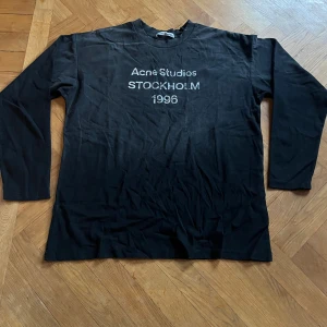 Acne studios longsleeve - Riktigt fet acne longsleeve med riktigt fet fade på färgen. Storlek M. Knappt använd o i riktigt bra skick. Hör av er om vilka frågor som helst!