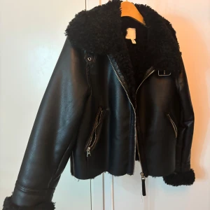 Svart teddyjacka från H&M med dragkedja - Säljer en svart pilotjacka från H&M. 