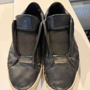 Axel arigato skor  - Säljer mina Axel arigato skor. Dem är använda och har Dexter på sig men går enkelt att laga.