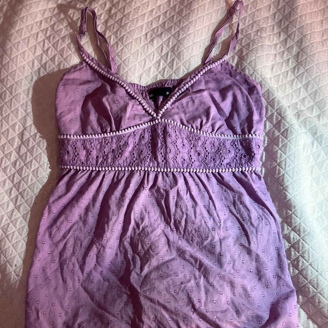 Ljuslila broderad linnetopp