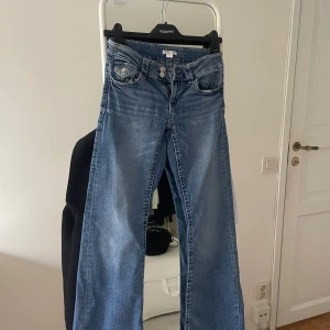 Blåa jeans  - Suppersnygga ljusblåa jeans från Gina tricot i storlek 164, är i ganska bra skick och har blivit använda några fåtal gånger. Passar mig hyfsat bra i längden lite korta (jag är 174 cm) skriv gärna om du har några frågor💗💗😊