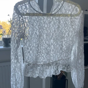 Vit spetsblus  - Säljer en superfin vit blus i spets.