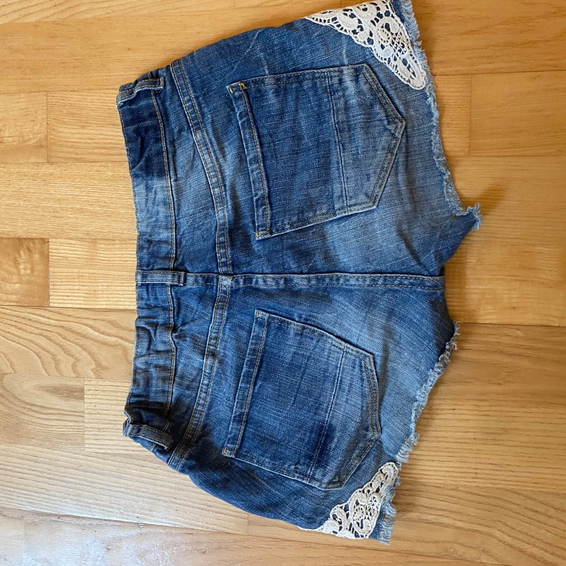 Blå jeansshorts med spetsdetaljer - 1