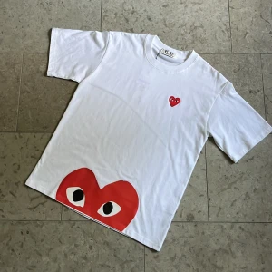 Vit Cdg Play t-shirt S - Säljer en vit t-shirt från Cdg Play med deras ikoniska tryck och logga framtill. Storlek S och är i väldigt bra skick, fraktas inom 24h✅