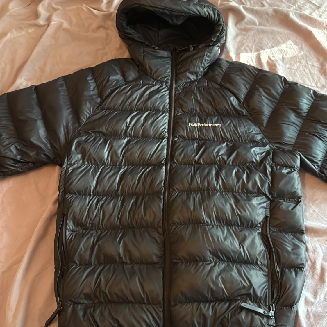 Svart dunjacka Peak Performance L