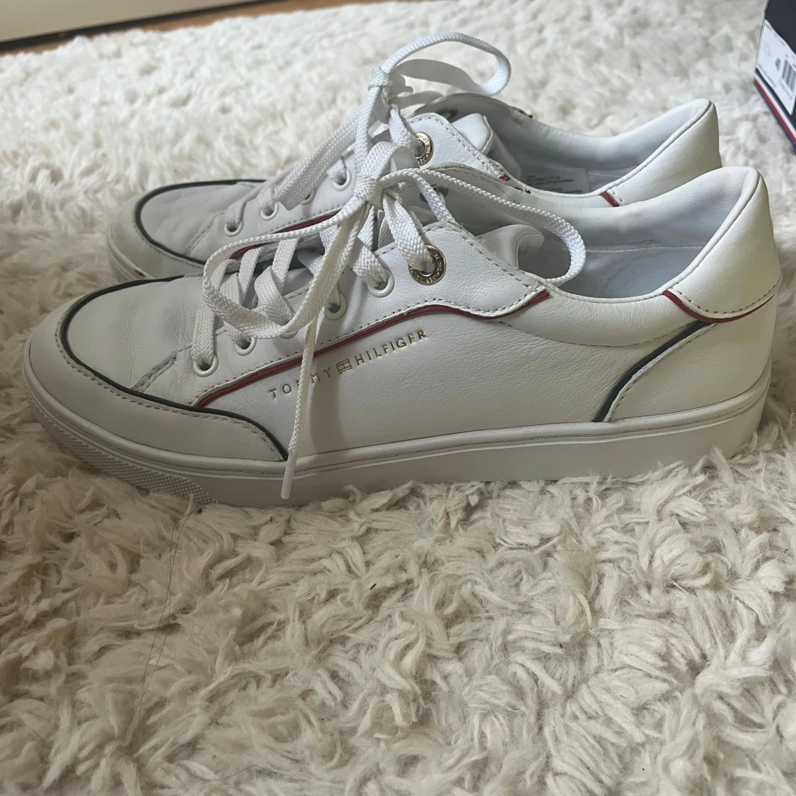 Vita sneakers från Tommy Hilfiger - 1