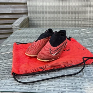 Nike Fotbollskor - Tja! Säljer mina phantoms, skorna är i ett mycket bra skick. Har man frågor är det bara att fråga🤩