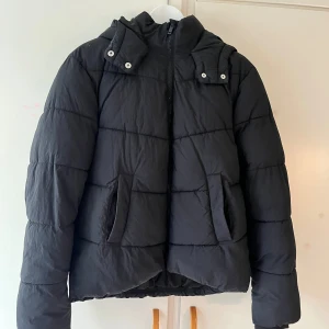 Svart puff jacka  - En svart puff jacka så varm och skön nu till vintern! Storlek L men skulle säga den passar mer till M!