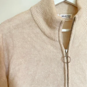 Selected Femme - Nypris 1199kr. Finstickad kofta från Selected Femme. 