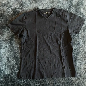 Svart v-ringad t-shirt Hampton Republic - Svart t-shirt från Hampton Republic med v-ringad hals och klassisk passform. Tillverkad i mjuk bomull som känns skön mot huden. Perfekt för dig som gillar enkel och stilren design. Kortärmad modell som funkar året runt.