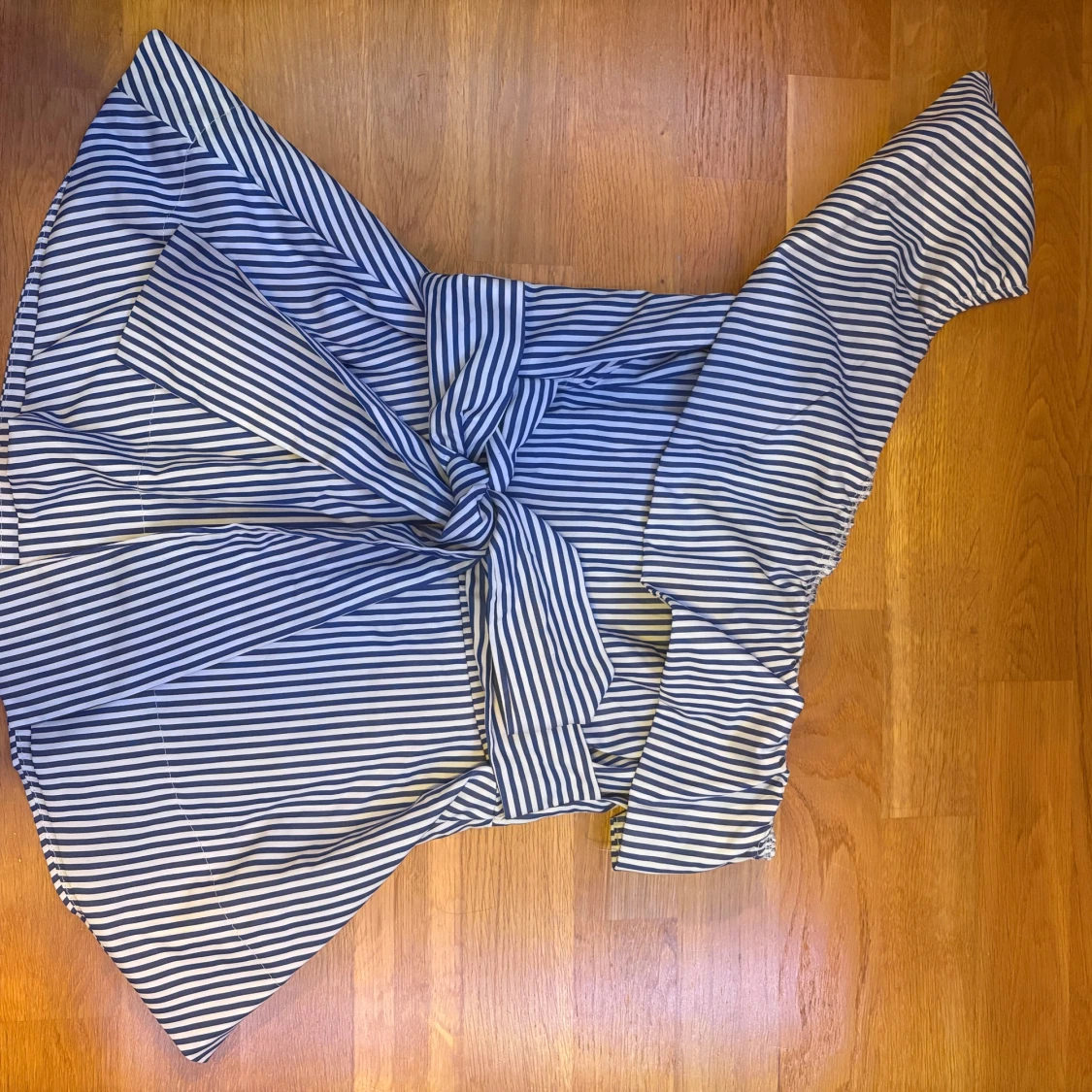 Randig offshoulder blus med rosett - 2