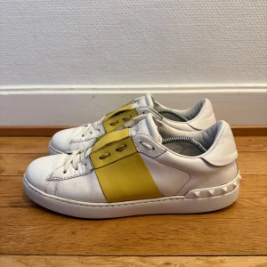 Valentino open sneakers  - Säljer nu dessa fina valentino skor | Super fint skick | Storlek 42 | Kommer även med kvitto som intygar äktheten | Hör gärna av er vid frågor eller funderingar 
