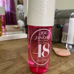Sol de Janeiro Cheirosa 48 Mist - Testad 3 ggr men tycker inte lukten passar mig riktigt. Trendig parfymmist från Sol de Janeiro, Cheirosa 48. Perfekt för dig som vill ha en fräsch och ungdomlig touch till din stil. Snygg rosa flaska som sticker ut i väskan eller på hyllan.