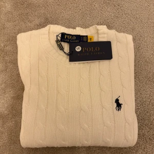 Vit kabelstickad tröja Polo Ralph Lauren - Kabelstickad vit tröja från Polo Ralph Lauren, helt i nyskick! 