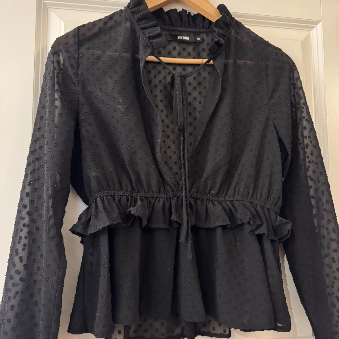 Svart prickig blus från Bik Bok