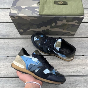 Valentino rockrunner - Valentino rockrunner i en riktigt fet modell! Bra skick 7,5/10. Storlek 41 men passar något större. Allt og medföljer. Kontakta mig för fler frågor och funderingar!