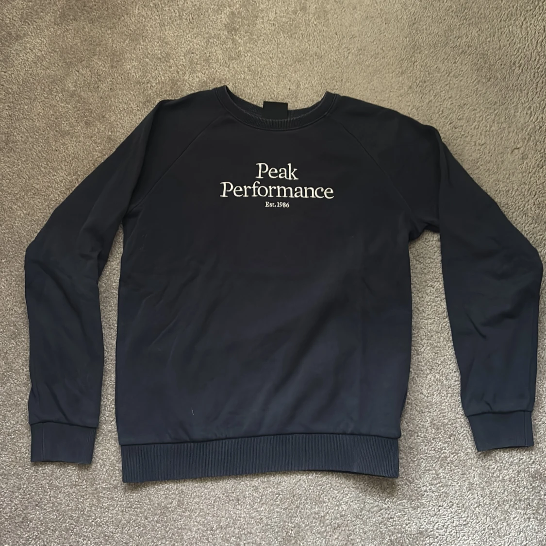 Mörkblå Peak Performance sweatshirt
