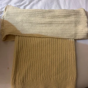 Gul topp - Ljus gul off shoulder tröja i storlek xs/s. Aldrig använd.