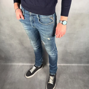 Replay Anbass - - Replay Anbass — Storlek 29/32 — 9/10 - Bra skick utan skavanker — Inkluderat - Jeans — Retail 2000kr — Modellen är 180cm, 65kg