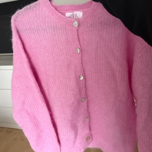 Rosa fluffig kofta från Zara - Supermjuk och fluffig rosa kofta från Zara, den är aldrig använd så därav nyskick🥰 Passar xs-s i damstorlek skulle jag säga🥰