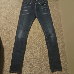 Replay Hyperflex skinny jeans blå W27 L30 - Snygga Replay Hyperflex jeans i mörkblå tvätt med skinny fit och klassiska fem fickor. Jeansen har stretchigt material för extra komfort och smickrande passform. Perfekta för dig som gillar tajta jeans med modern look.