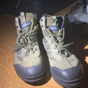 Gröna outdoor-kängor från A Jensen  - Lite använda vadsrskor från A Jensen vibram typ sula rensad noga med varje gång dom har blivit använda i salt vatten i väldigt bra skick.