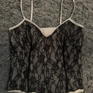 Snygg fest topp - Säljer en snygg festtopp köpte på vinted men den var för liten, dragkedja på sidan och snygg spets storlek xs-S