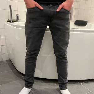Tiger Of Sweden jeans Pistolero - Hej✌🏼 säljer nu mina tiger of Sweden jeans👖 i modellen Pistolero. Skicket är väldigt bra och storleken är W30 L32. Vid frågor är det bara att höra av sig🤝🏼 