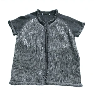 Grå stickad kofta med kort ärm - Grå stickad kofta med korta ärmar och öppen front. Koftan har ett diskret randigt mönster framtill och mjuka, fluffiga kanter längs ärmar, hals och nederkant. Perfekt för lager-på-lager och chill stil.