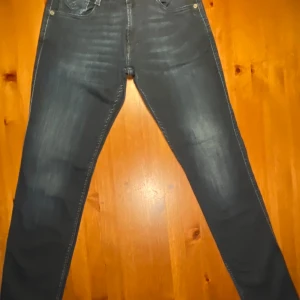 Mörkblå replay anbass  - Säljer nu mina replay anbass då dom är för små. Gott skick. Pris kan diskuteras. 