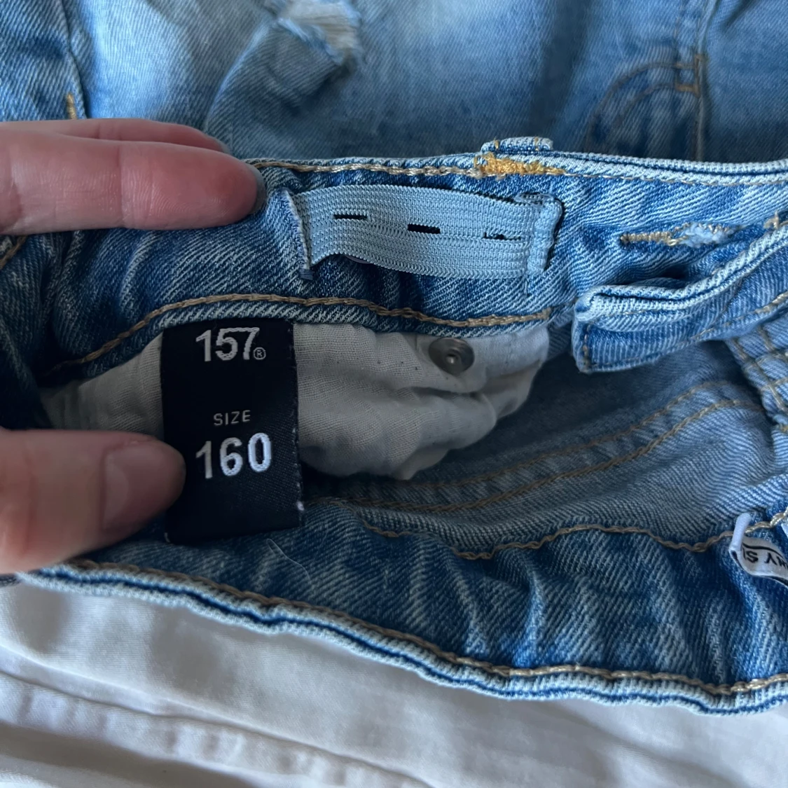 Blå jeansshorts med slitningar 157 - 2