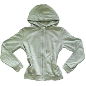 Mintgröna hoodie med dragkedja - Enkel och stilren ljusgrå hoodie med dragkedja framtill, huva med snörning och två fickor. Mjuk och skön i bomullsmix, perfekt för chill dagar. Långärmad modell med ribbade muddar och avslappnad passform.