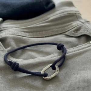 Armband navy - Marininspirerat armband – Stil & Kvalitet från Armory  Upptäck det perfekta komplementet till din stil! Detta marinblå armband med en detalj kombinerar en elegant design med en avslappnad, nautisk känsla. Ett utmärkt val för dig som vill ha en diskret men stilfull accessoar eller en uppskattad present till någon speciell.  Hör av dig vid frågor/ armory