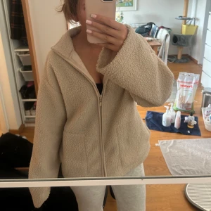Beige teddyjacka från Amisu - Supermysig beige teddyjacka från Newyorker i storlek M, men passar mig som har S. Jackan är lite oversized med långa ärmar. Perfekt jacka nu till hösten. Köpt här på Plick men i mkt bra skick, inga sminkfläckar på!! 💕💕