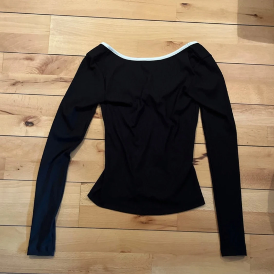 Svart långärmad topp från NA-KD