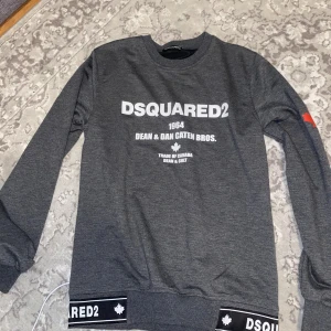 Dsquared tröja - Dsquared crewneck tröja, aldrig använd. Storlek XS men kan även passa S.