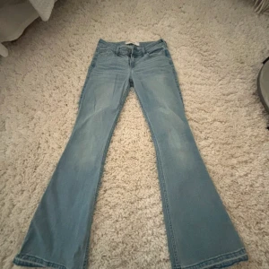 Low waist bootcut jeans från Hollister  - Säljer ett par superfina ljusblå low waist bootcut jeans från Hollister 💕 Jag är 167 cm och de passar!!
