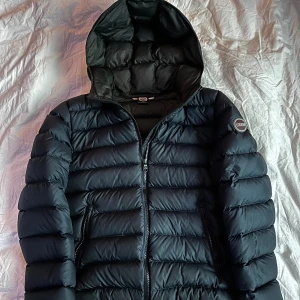 Colmar Jacka Xs - Säljer nu min feta Colmar jacka i storlek Xs, passar dig mellan 155-165, skick 8/10. Hör av dig om du har några frågor!