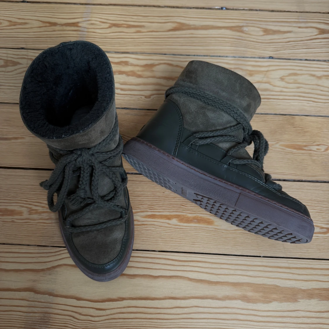 Mörkgröna Inuikii boots i mocka