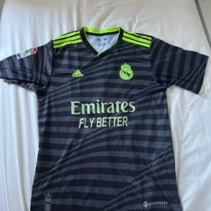 Real Madrid benzema 22/23 3rd kit - Benzema Realmadrid kit den är lite använd men ändå i bra skick 