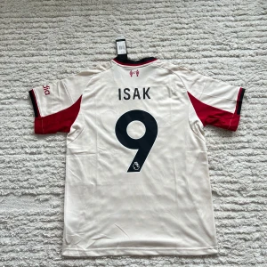 Isak Liverpool away shirt 25/26 - Hejsan! Helt ny Isak den mäktige tröja med Premier League-märke. Helt oanvänd.   Anledningen till att dessa tröjor kostar lite mer än de andra är att jag betalade för FedEx expressfrakt och tull, och jag vill ge dig chansen att få tröjan innan mågon annan  Zorro 🫱🏻🫲🏻
