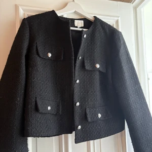 Svart jacka  - Säljer denna snygga jacka, använd några få gånger men i väldigt bra skick! 