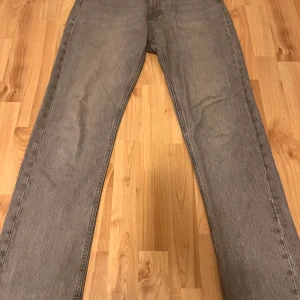 Gråa Jack & Jones - Gråa jeans från Jack & Jones i relaxed fit, modell Chris. De är använda ett par gånger men inga defekter. Jeansen är tillverkade i bomull och har en enkel, stilren look som passar till det mesta. 