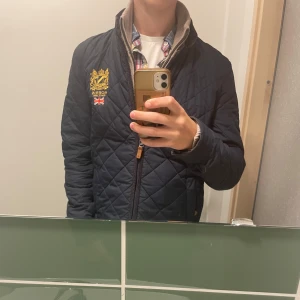 Morris quiltad marinblå jacka - Snygg Morris jacka, har ett hål i ena fickan plus ett litet hål på ena armen, (skriv om bilder). Annars felfri! Mvh/Manne