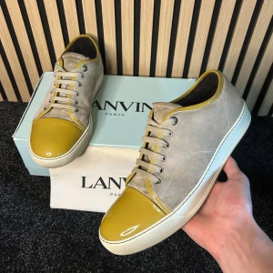 Lanvins 44 - Grå beigea Lanvins | Skick 9,5/10 | Storlek 42 men sitter mer som 44 | Skor, dustbag och box: boxen är lite skadad | Hör gärna av dig vid minsta fundering😊 Buda gärna! Vill bli av med dom:)