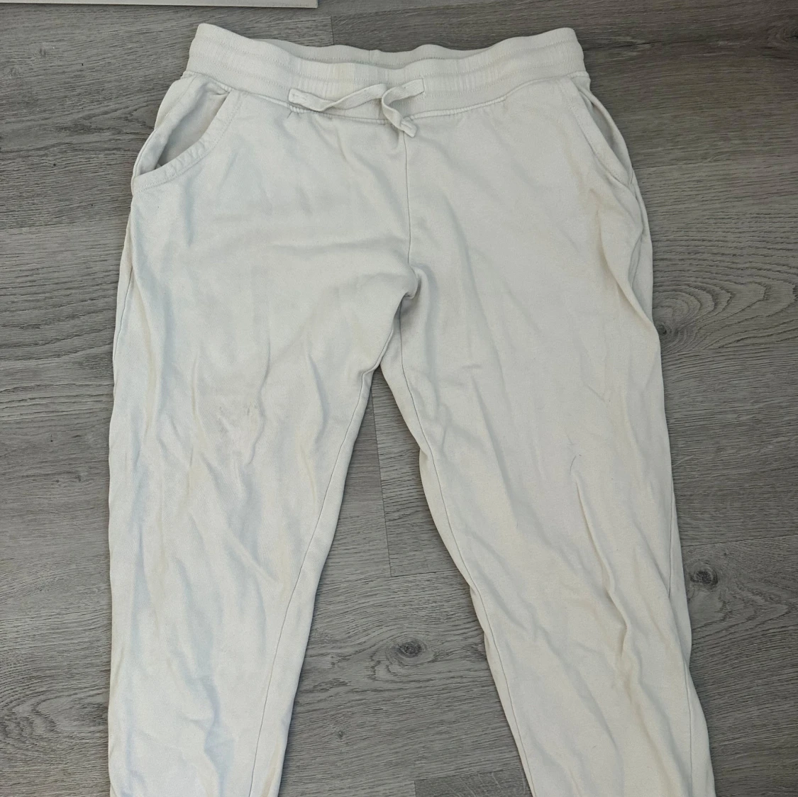 Vita mjukisbyxor med snörning, stl M