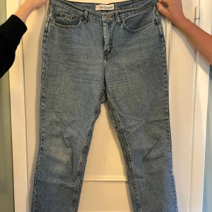 Faded Glory Classic ljusblå jeans - Ljusblå klassiska jeans från Faded Glory i rak modell. Jeansen har fem fickor, bälteshällor och stängs med dragkedja och knapp. Tillverkade i 100% bomull med stonewash-effekt för en avslappnad vibe. Skickar fler bilder vid intresse💞